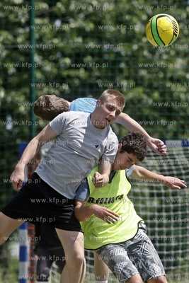 Gdansk Zaspa. Pilkarski turniej dzikich druzyn Do przerwy...