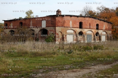 Ruina zabytkowej stajni barokowo _ klasycystycznego...