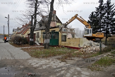 Wyburzanie domow przy ul.Uczniowskiej 23 i 27 w Gdansku...