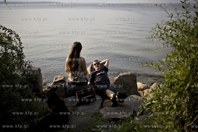 Gdansk. Letni spacer na falochron Zachodni w Nowym...