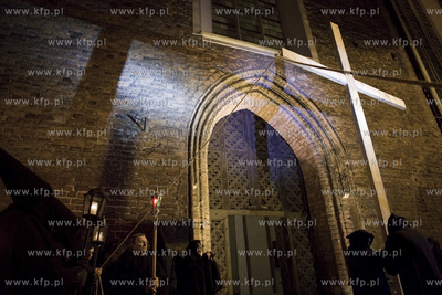 Gdańsk. Misterium Nocne. Uczestnicy misterium przy...