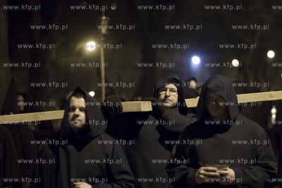 Gdańsk. Misterium Nocne. Uczestnicy misterium na ul....