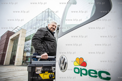 Wejherowo. Pracownik OPEC Janusz Wojewski przed filharmonią.
02.03.2021
fot....