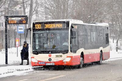Autobus linii 130 na przystanku Migowo na ul. Bulońskiej....