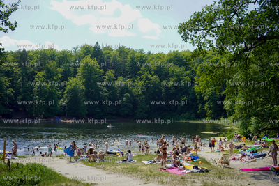 Plaża nad Jeziorem Otomińskim na Kaszubach w czasie...