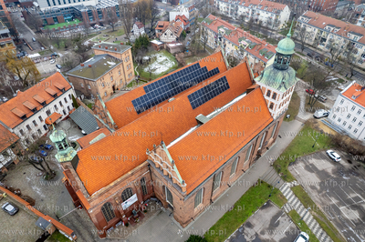 Panele słoneczne zamontowane na dachu kocioła św....