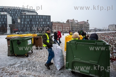Gdańsk, Plac Solidarności. Akcja sprzątania i segregowania...
