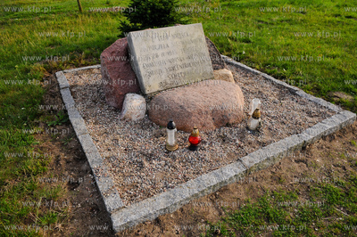 Mikoszewo. Kamien upamietniajacy rozpoczeta w dniach...