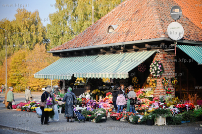 Gdansk. Cmentarz Srebrzysko. Stragany ze zniczami i...