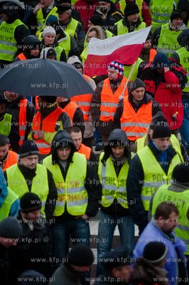 Gdansk. Trakt Sw. Wojciecha. Rybacy blokujac przejscie...