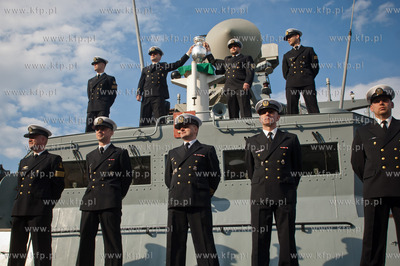 Marynarze okretu rakietowego ORP Orkan transportuja...