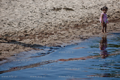 Sopot. Tlum plazowiczow wypoczywajacych w upalna i...