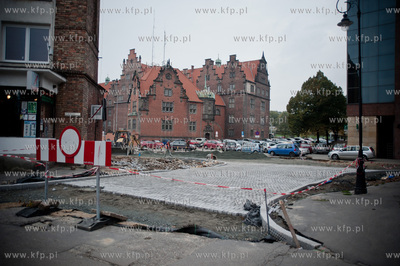 Gdansk. Wymiana kostki brukowej na skrzyzowaniu ulic...