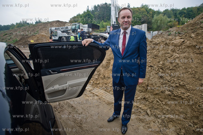 Gdansk. Ul. Ogrodowa. Montaz pierwszych elemntow wiaduktu...