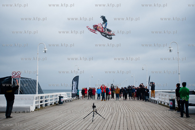Sopot. Skok norwega Stiana Pedersena na skuterze snieznym...
