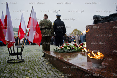 Gdansk. Wrzeszcz. Uroczyste zlozenia kwiatow pod pomnikiem...