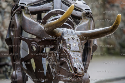 Chojnice. Metalowa statua tura stojaqcego pod Brama...