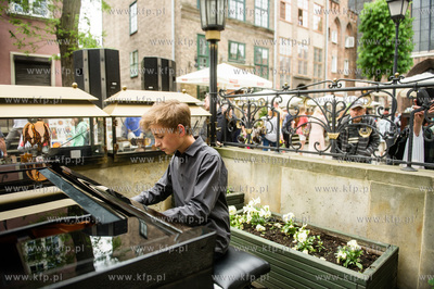 Gdansk. Ulica Mariacka. Muzyka Chopina na przedprozach...