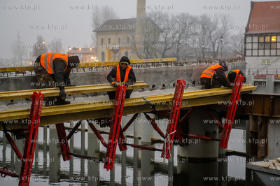Gdańsk. Budowa zwodzonej kładki na wyspę Ołowianka....