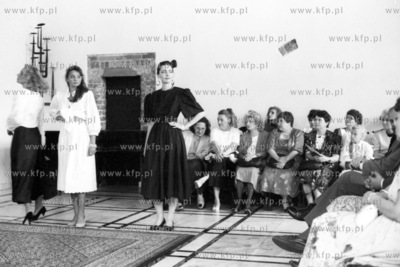 Pokaz mody w sali bialej Ratusza Glownomiejskiego podczas...