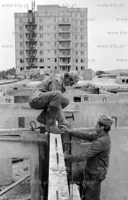 Budowa osiedla Niedzwiednik w Gdansku. 27.09.1984 4wrzesien84_z.kosycarz_p40...