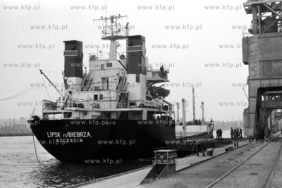 Masowiec Lipsk nad Biebrzą cumuje przu nabrzeżu portu...