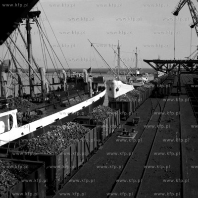 Przeładunek węgla z wagonów na statek w porcie gdańskim....