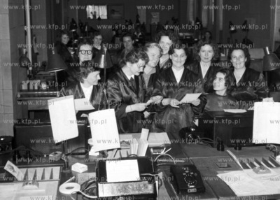 Pracownice Telekomunikacji Polskiej przy obsludze połączeń...