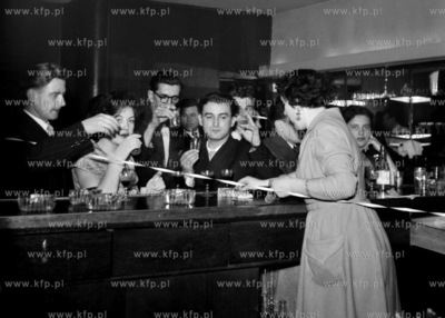 Kelnerka podaje napoje gościom hotelowym. (lata60)....