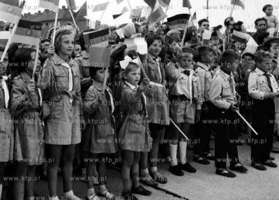 Harcerze i zuchy witają delegację z NRD. (lata60)19650002208zFot....