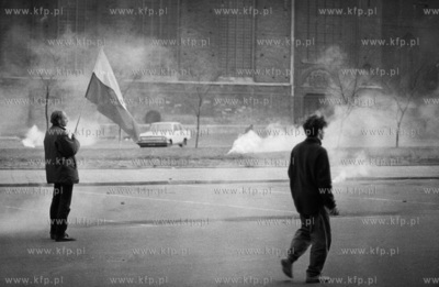 Gdansk. Stan Wojenny. Starcia z milicja. Nz. starcia...