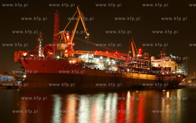 Gdanska Stocznia Remontowa Nz. statek plywajaca Rrafineria...