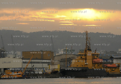 Zachod slonca w gdynskim porcie

28.11.2008

fot....