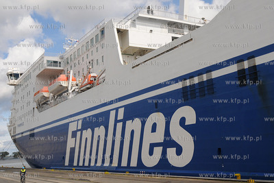 Gdynia. Do nabrzeza w Baltyckim Terminalu Kontenerowym...