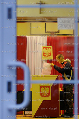 Rumia. Wybory do Europarlamentu. Nz. Wyborcy glosujacy...