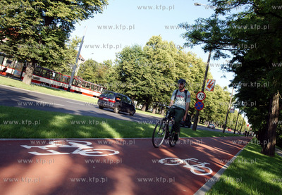 Rowerem po Gdansku. Sciezka rowerowa przy al. Grunwaldzkiej.
10.07.2009
fot....