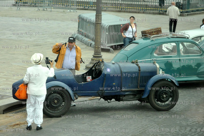 Przejazd ulicami Paryza zabytkowych i unikalnych samochodow...