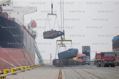 Port Gdynia. Zaladunek zlomu na masowiec Astra bandery...