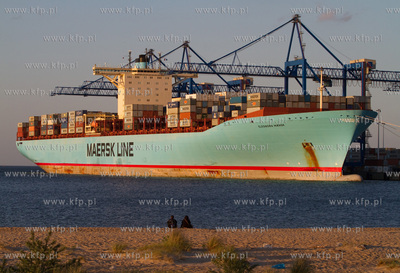 Gdansk. Eleonora Maersk, jeden z najwiekszych kontenerowcow...