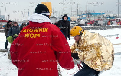Gdynia, Marina. Zajecia z autoratownictwa na lodzie...