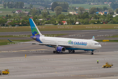 Gdansk, Rebiechowo. Airbus A330 linii Ari Caraibes...