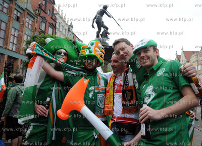 Gdansk. Kibice z Hiszpanii i Irlandii opanowali gdanska...