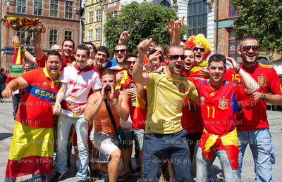 Gdansk. Ulica Dluga. Hiszpanscy kibice na ulicach starego...