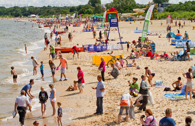 Sloneczna letnia pogoda sprzyjala wypoczynkowi na plazy...