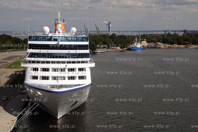 Statek wycieczkowy M/s Columbus 2 zacumowany przy Nabrzezu...