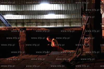 Ulewa podmyla chodnik przed dworcem skm na Zabiance,...