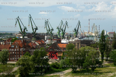 Gdańsk. Instytut Sztuki Wyspa. W oddali żurawie stoczniowe....