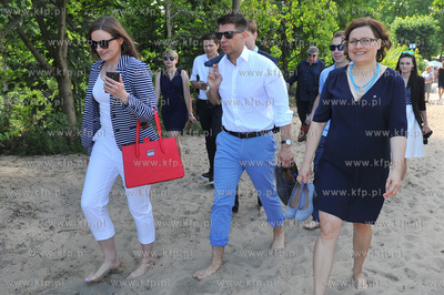 Sopot. Plaza. Spacer Ryszarda Petru z towarzyszeniem...