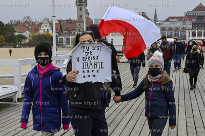Sopot. Molo. Protest Kobiet po wydanym orzeczeniu Trybunalu...