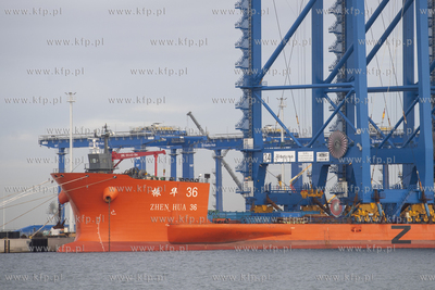 Statek Zhen Hua 36 z czterema potężnymi suwnicami...